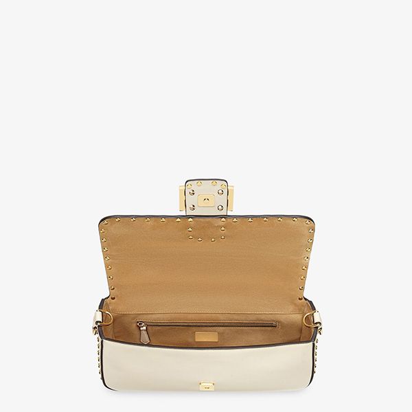 新作 フェンディ バゲット ホワイトレザーバッグコピー